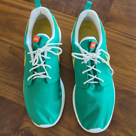 Nike Roshe Athletic Shoes - Picture 2 of 8
